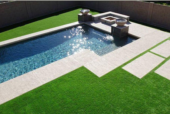 Sztuczna murawa otaczająca basen do Twojego ogrodu