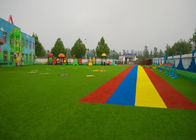 Wzorzysty kolorowy plac zabaw ze sztucznej trawy / sztuczna trawa przyjazna dla psów