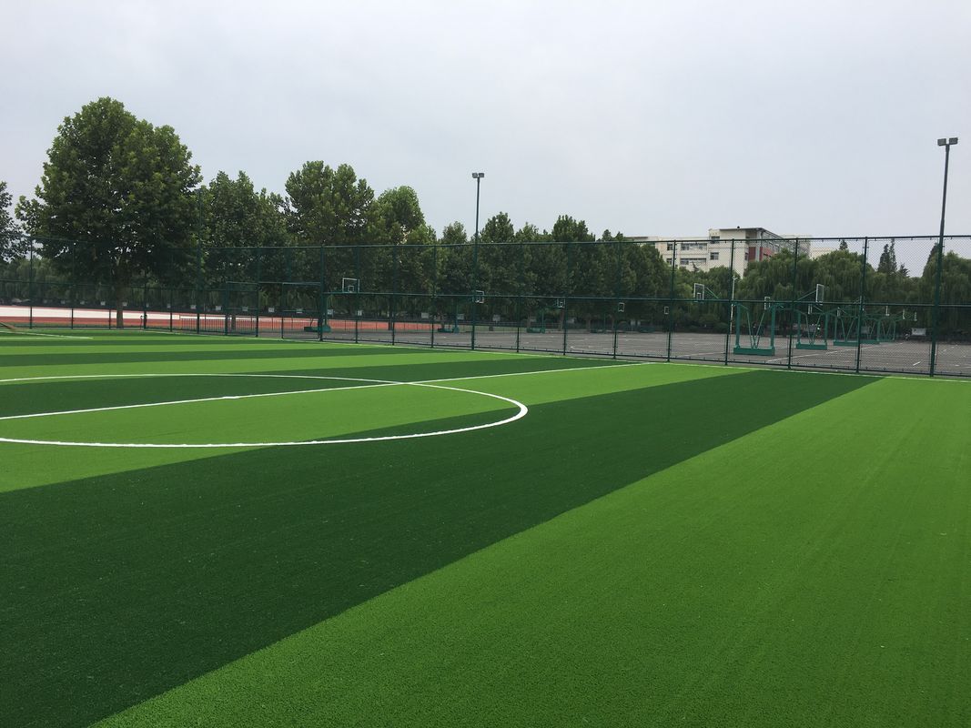 Przyjazne dla środowiska, naturalnie wyglądające boisko do piłki nożnej ze sztucznej trawy Usługa OEM