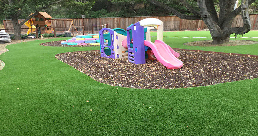 Niestandardowa sztuczna trawa syntetyczna na plac zabaw, łatwa w instalacji i utrzymaniu