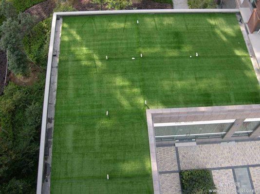 Recykling miękkiej sztucznej trawy na dachowy taras z siatki PP