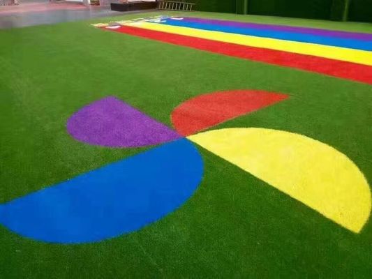 Wzorzyste niestandardowe sztuczna trawa na podwórku komercyjna kolorowa sztuczna trawa