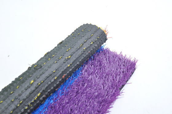 Wygodna sztuczna trawa w kolorze polietylenu na plac zabaw dla dzieci