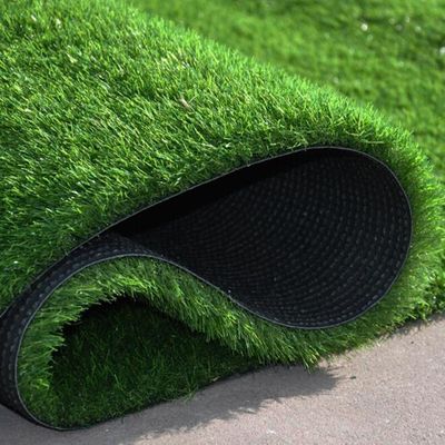 Idealnie wyglądający plac zabaw ze sztucznej trawy / syntetyczna trawa trawnikowa