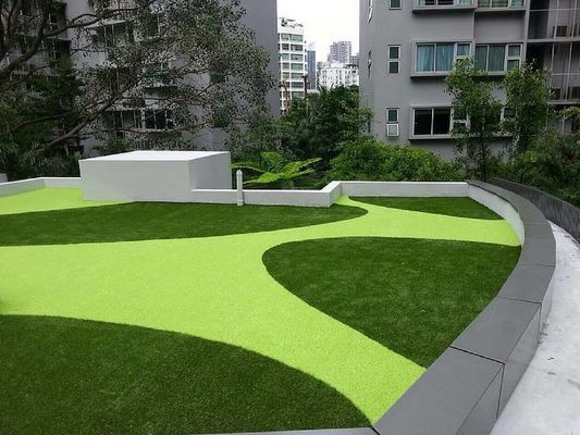 Przyjazna dla środowiska sztuczna trawa na zewnątrz dachu na betonie